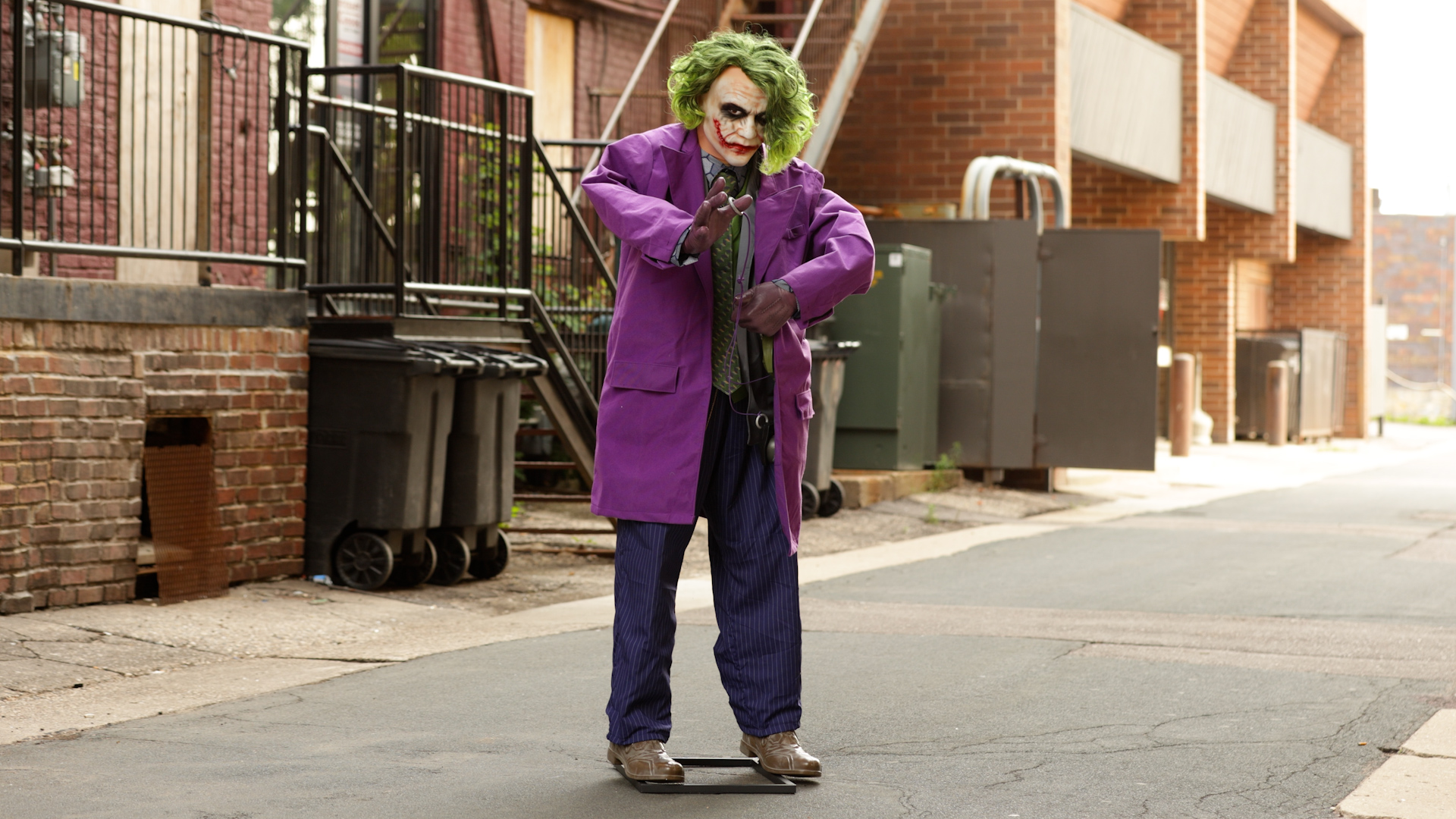 FUN99519 6 ft DC Dark Knight Joker Animatronic Decoration